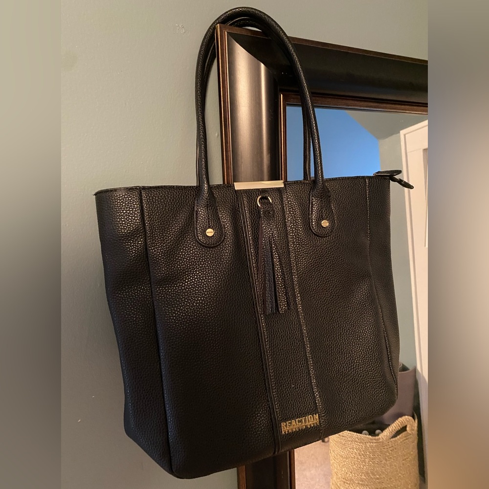 Kenneth Cole Tote 🖤💛